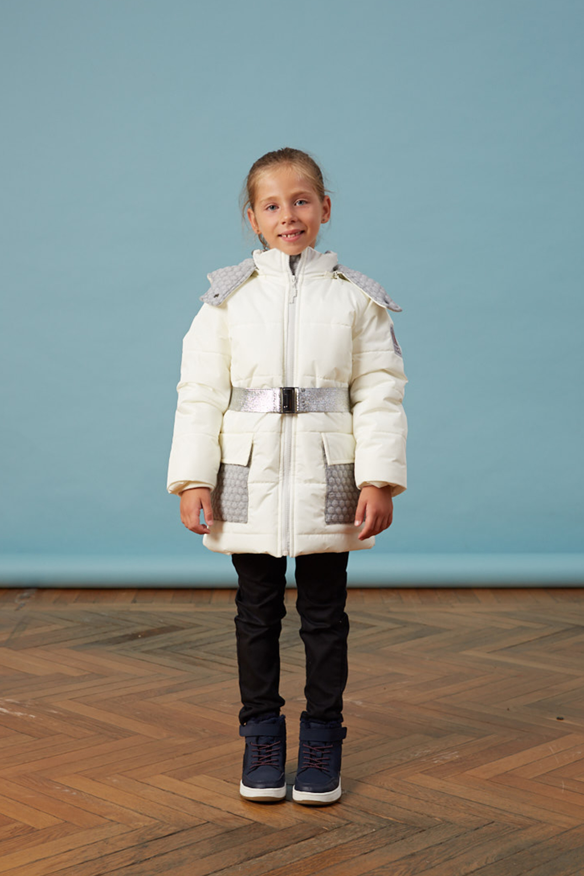 Orta Boy Beyaz Çantalı Kız Anorak