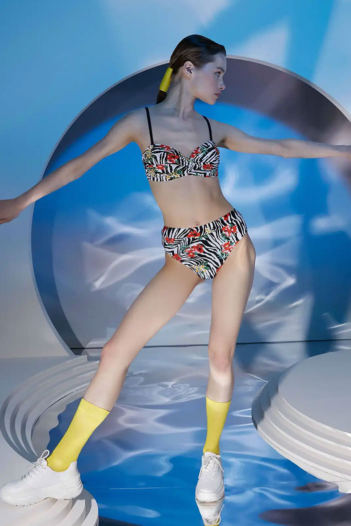 Taş Baskılı Straplez Kırmızı Çiçek Desenli Bikini Takımı