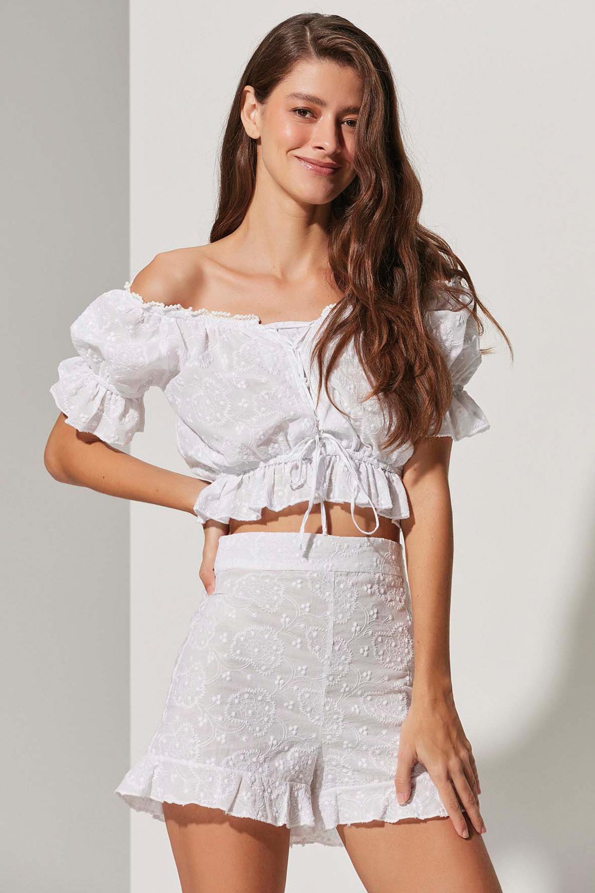 Brode Geniş Yaka Beyaz Kadın Bluz