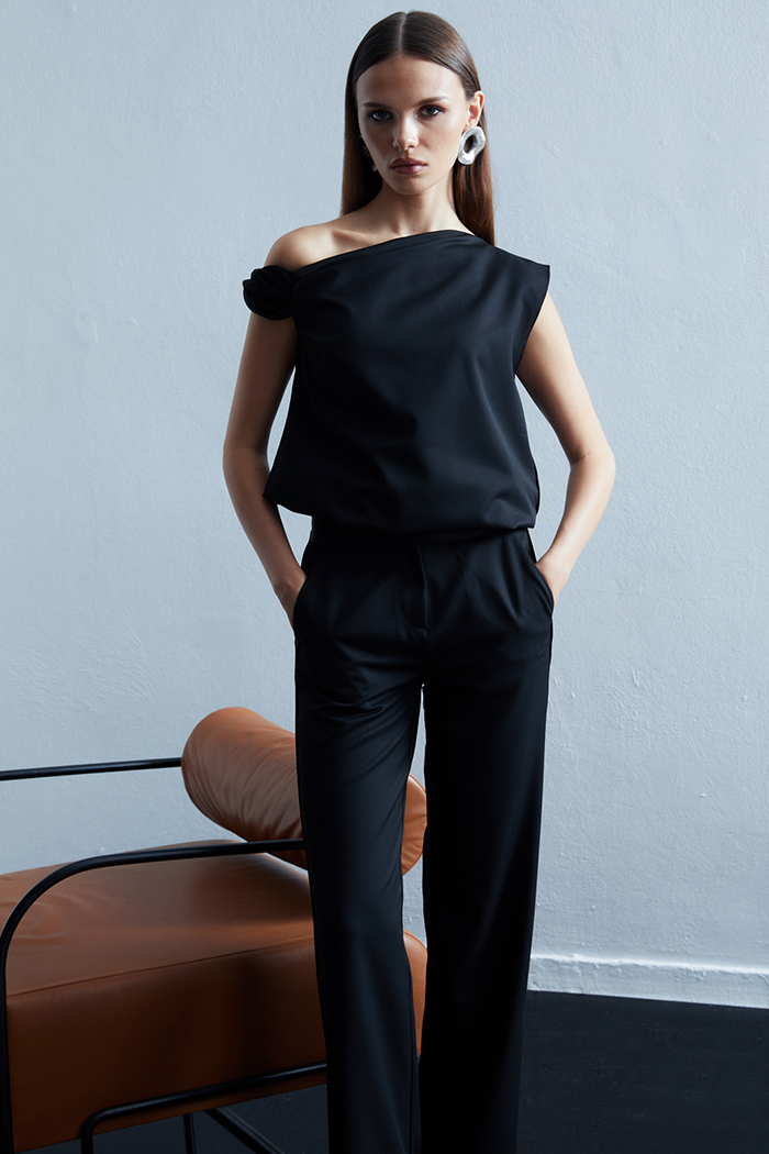 Chic Omuz Detaylı Siyah Saten Bluz