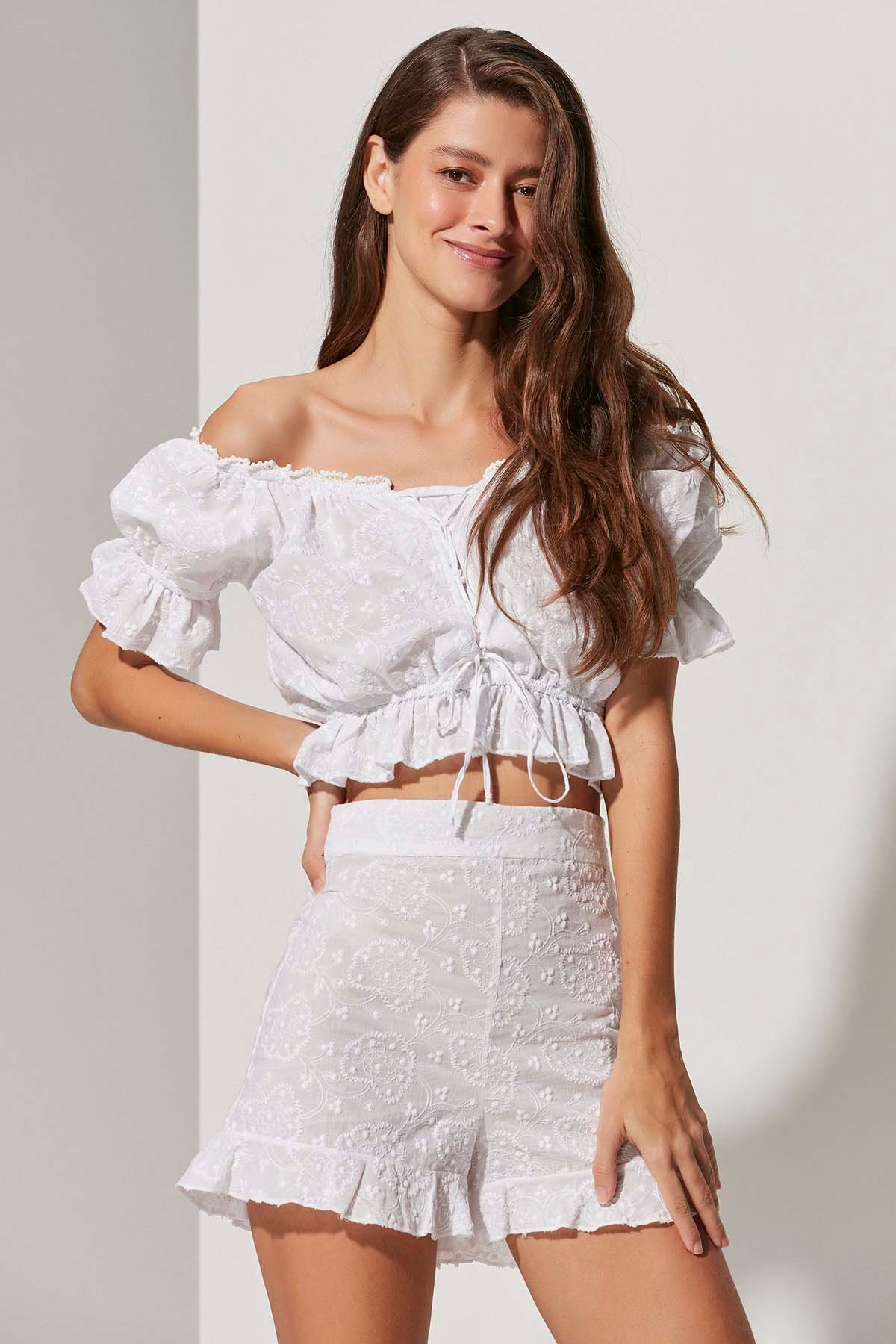 Brode Geniş Yaka Beyaz Bluz