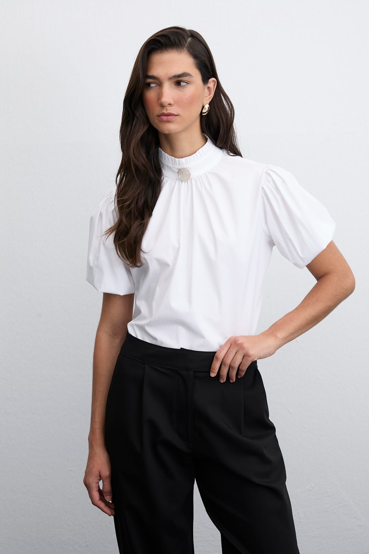 Lumen Aksesuar Detaylı Balon Kol Lastikli Beyaz Gömlek