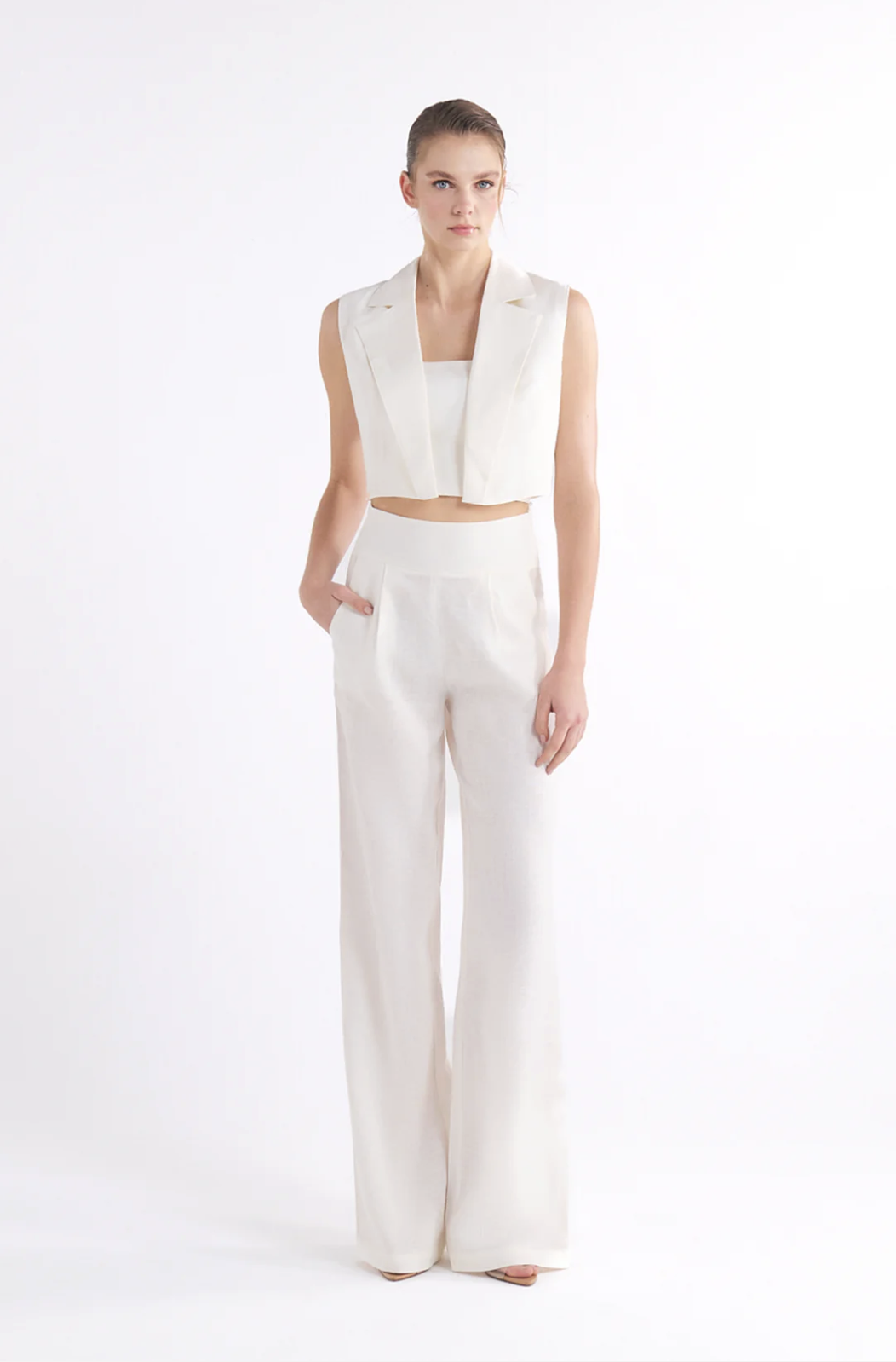 BRIONY WHITE SLEEVELESS CROPPED BLAZER YELEK
