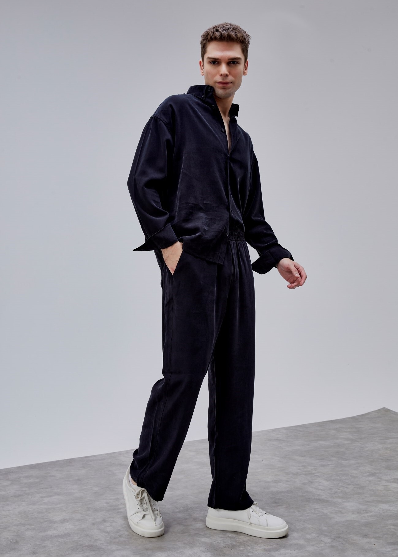 Siyah Renk Dökümlü Tensel Pantolon