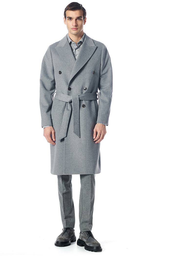 Giovane Gentile Gri Palto