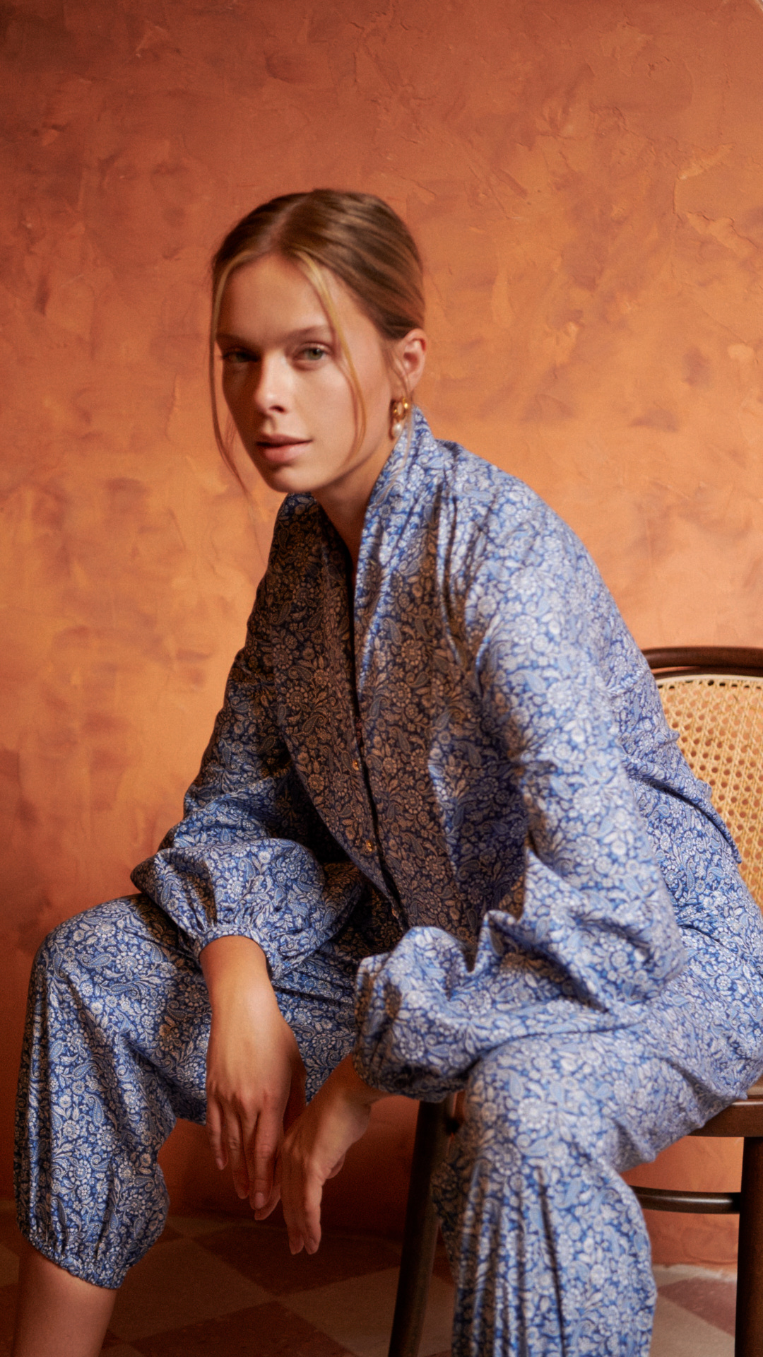 Caroline ve Hürrem Mavi Üst