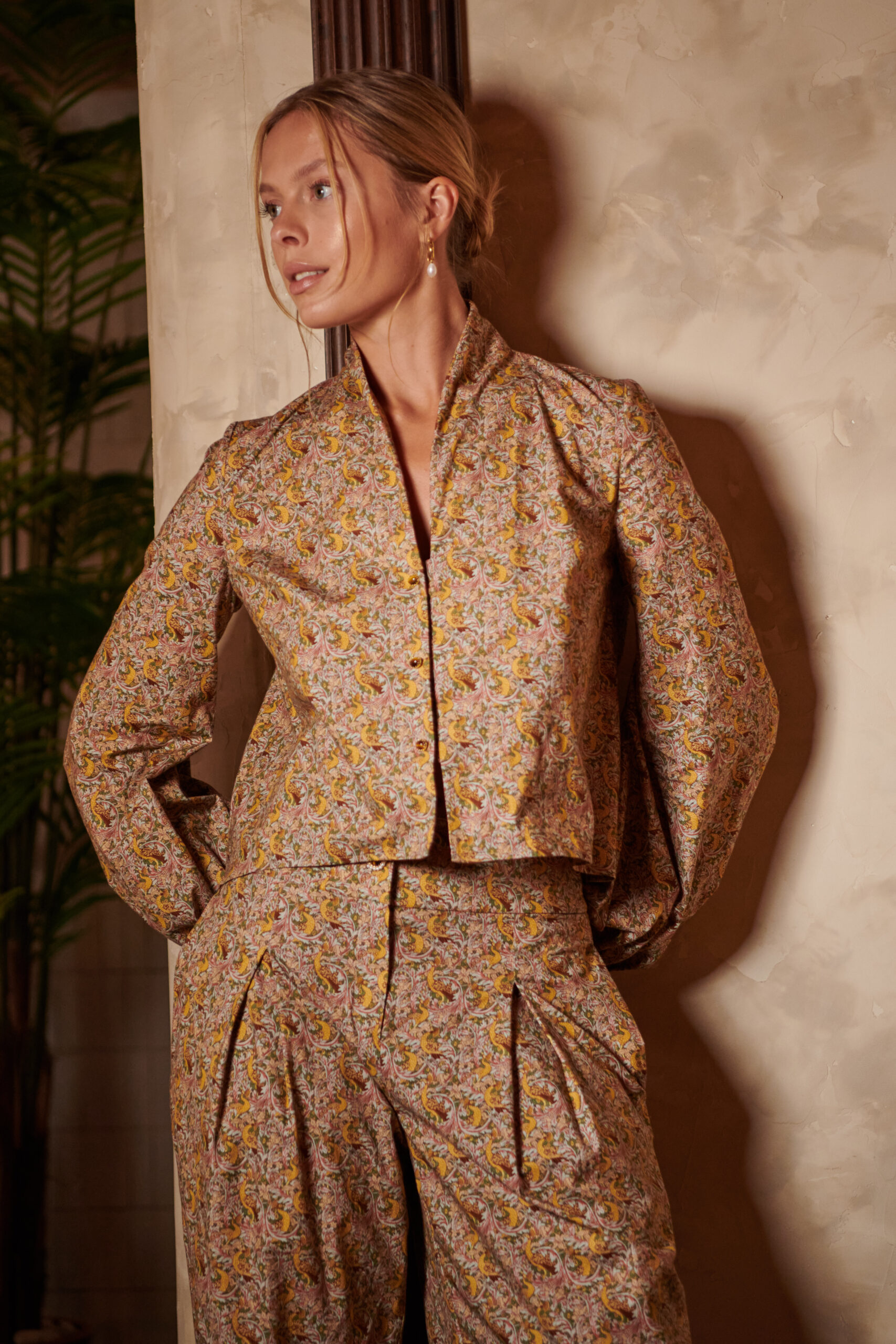 Caroline ve Hürrem Sarı Üst